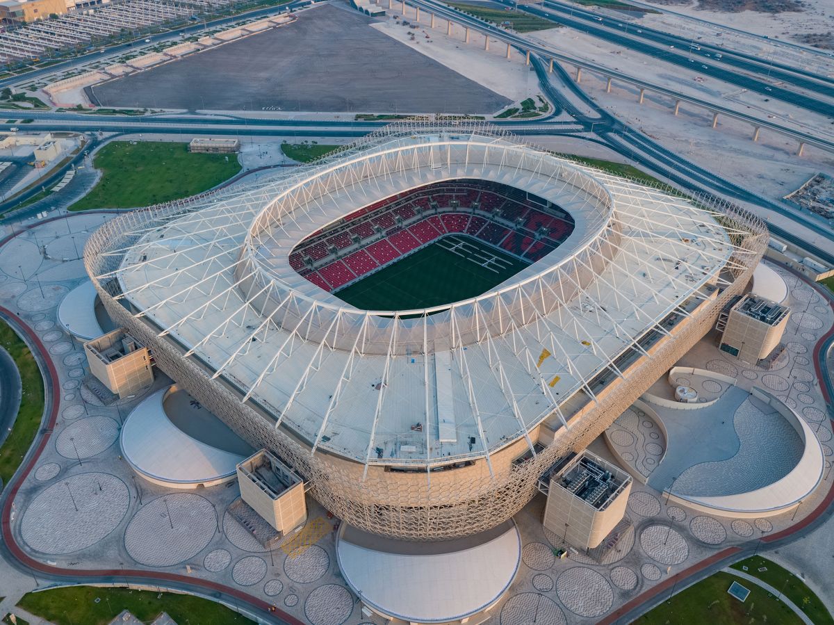 Aici se dă startul în Qatar: stadionul în formă de cort de beduini e gazda primului meci al Cupei Mondiale
