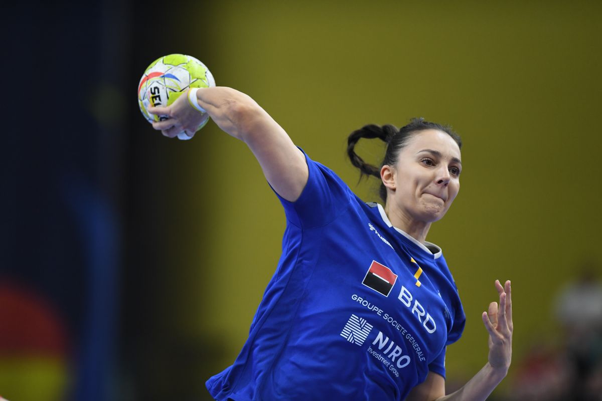 Faza incriminată de Cristina Neagu în ultimele secunde din România - Muntenegru » De ce arbitrele ar fi trebuit să le dea mingea „tricolorelor”, în loc să dicteze 7 metri pentru adversare