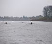 Sportivii au ieșit pe apă distanțați în bărcile de simplu, sub ceața subțire FOTO Dumitru Angelescu