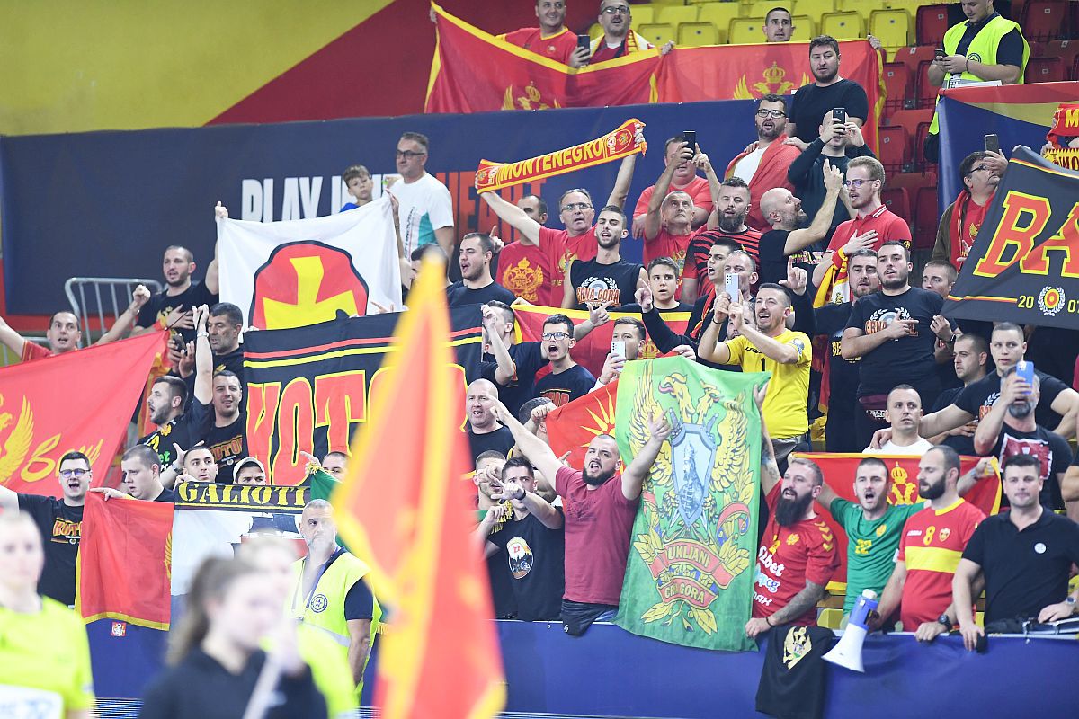 Huiduieli la fiecare atingere și o atmosferă ostilă pentru România în decisivul cu Muntenegru