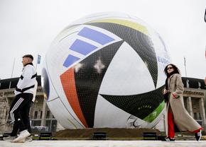 Cu această minge vor juca „tricolorii”, dacă vor reuși calificarea la turneul final din 2024 în Germania!