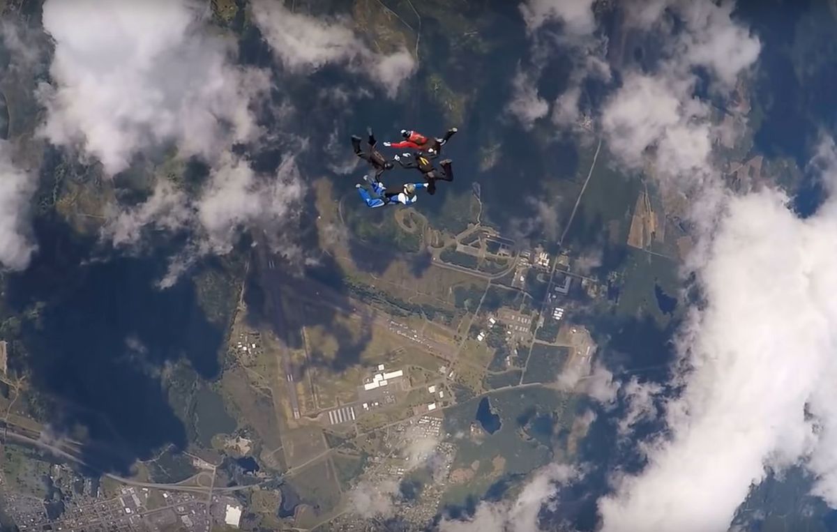 Povestea săriturii pe care Red Bull a considerat-o prea șocantă ca să o sponsorizeze: a sărit fără parașută de la 7.620 metri!