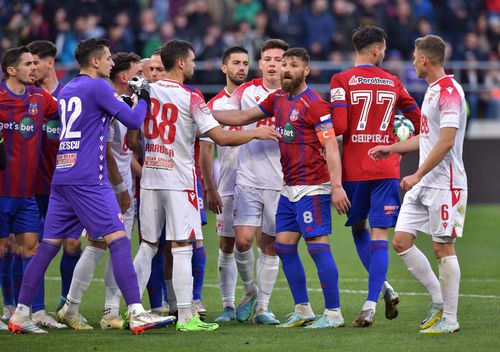Steaua București a reacționat printr-un comunicat la mesajul postat astăzi pe conturile de social media ale lui Dinamo. „Câinii” au făcut o incursiune în istoria „Derby de România” și au numit-o pe FCSB continuatoarea formației „militare”.