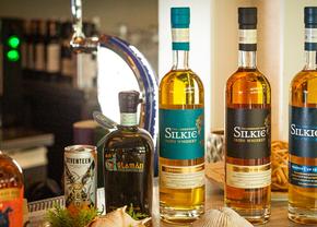 Ce tipuri de whisky să alegi pentru evenimente speciale? Pe SmartDrinks.ro găsești o gamă largă de scotch, bourbon sau irish whisky