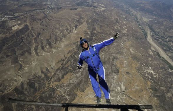Povestea săriturii pe care Red Bull a considerat-o prea șocantă ca să o sponsorizeze: a sărit fără parașută de la 7.620 metri!