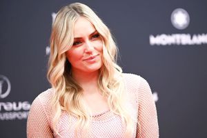 La 40 de ani și cu o proteză la genunchi, americanca Lindsey Vonn și-a anunțat revenirea pe pârtie!