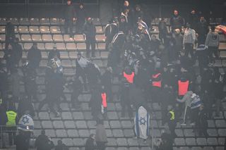 „Meci” a fost și în tribune. Violențe sub privirile președintelui Emmanuel Macron