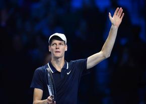 Jannik Sinner a câștigat Grupa „Ilie Năstase” cu trei victorii clare și s-a calificat alături de Taylor Fritz în semifinalele ATP Finals