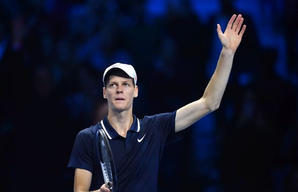 Jannik Sinner a câștigat Grupa „Ilie Năstase” cu trei victorii clare și s-a calificat alături de Taylor Fritz în semifinalele ATP Finals