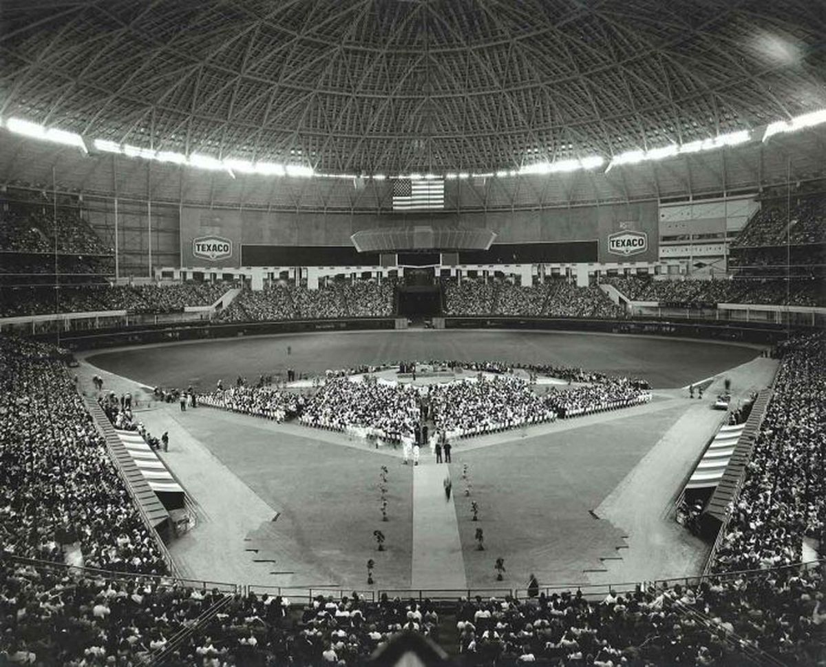 Stadionul Astrodome din Houston, „a opta minune a lumii”