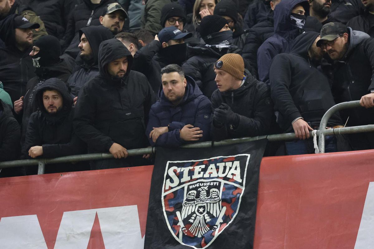 Premieră în „era Lucescu” » Selecționerul, obligat să schimbe la pauză: un om de bază a fost transportat la spital