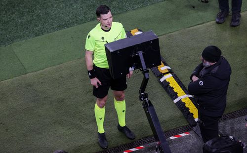 VAR ar putea fi înlocuit de Football Video Support (FVS) / Foto: Imago