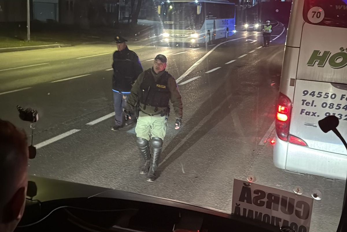 Peste 500 de fani români acuză că sunt BLOCAȚI de autoritățile din Bosnia: „Ne-au dat jos din autocare, nu ne-au lăsat la meci!”