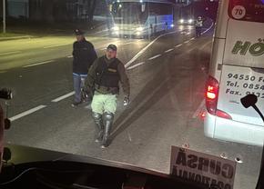 Peste 500 de fani români acuză că sunt BLOCAȚI de autoritățile din Bosnia: „Ne-au dat jos din autocare, nu ne-au lăsat la meci!”