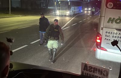 Peste 500 de fani români acuză că sunt BLOCAȚI de autoritățile din Bosnia: „Ne-au dat jos din autocare, nu ne-au lăsat la meci!”