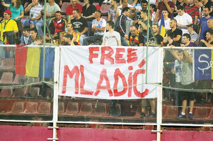 Banner-ul afișat de suporterii români în Giulești, în iunie 2011