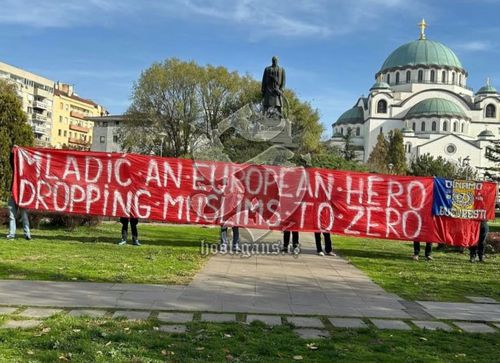 Pe banner ar fi apărut mesajul „Mladic erou european, i-a redus pe musulmani la zero”. // FOTO: sportsport.ba