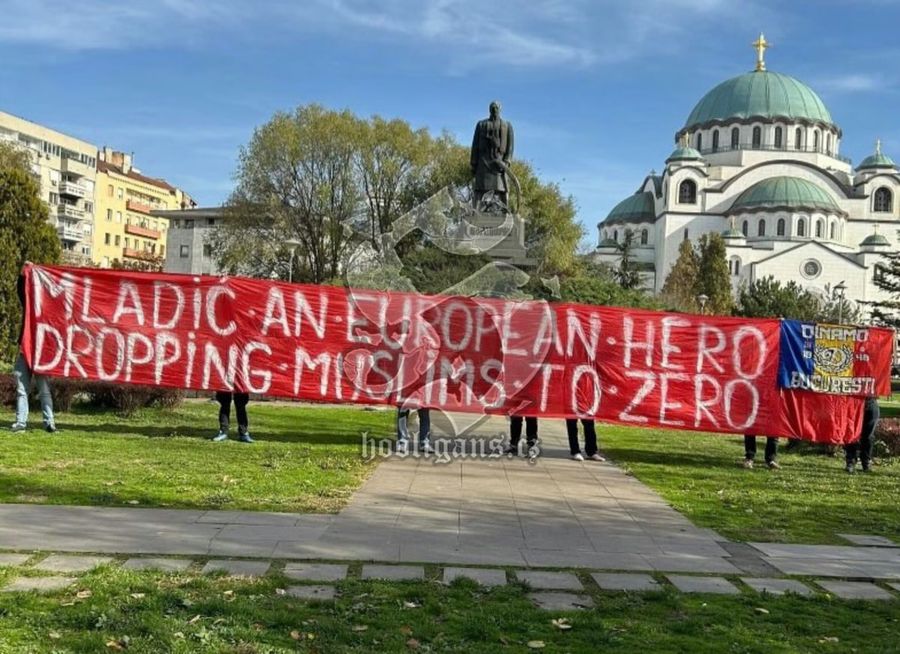 Pe banner ar fi apărut mesajul „Mladic erou european, i-a redus pe musulmani la zero”. // FOTO: sportsport.ba Scandal de proporții înainte de Bosnia - România: „Interziceți românii pe stadion! Escortați-i afară din țară!” » De vină e un banner scandalos pe care ultrașii dinamoviști l-ar fi afișat la Belgrad