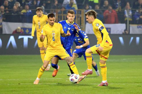 Ianis Hagi, cu banderola de căpitan, a dezamăgit contra Bosniei // FOTO: Ionuț Iordache (GSP