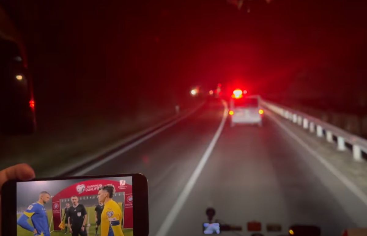 Peste 500 de fani români acuză că sunt BLOCAȚI de autoritățile din Bosnia: „Ne-au dat jos din autocare, nu ne-au lăsat la meci!”