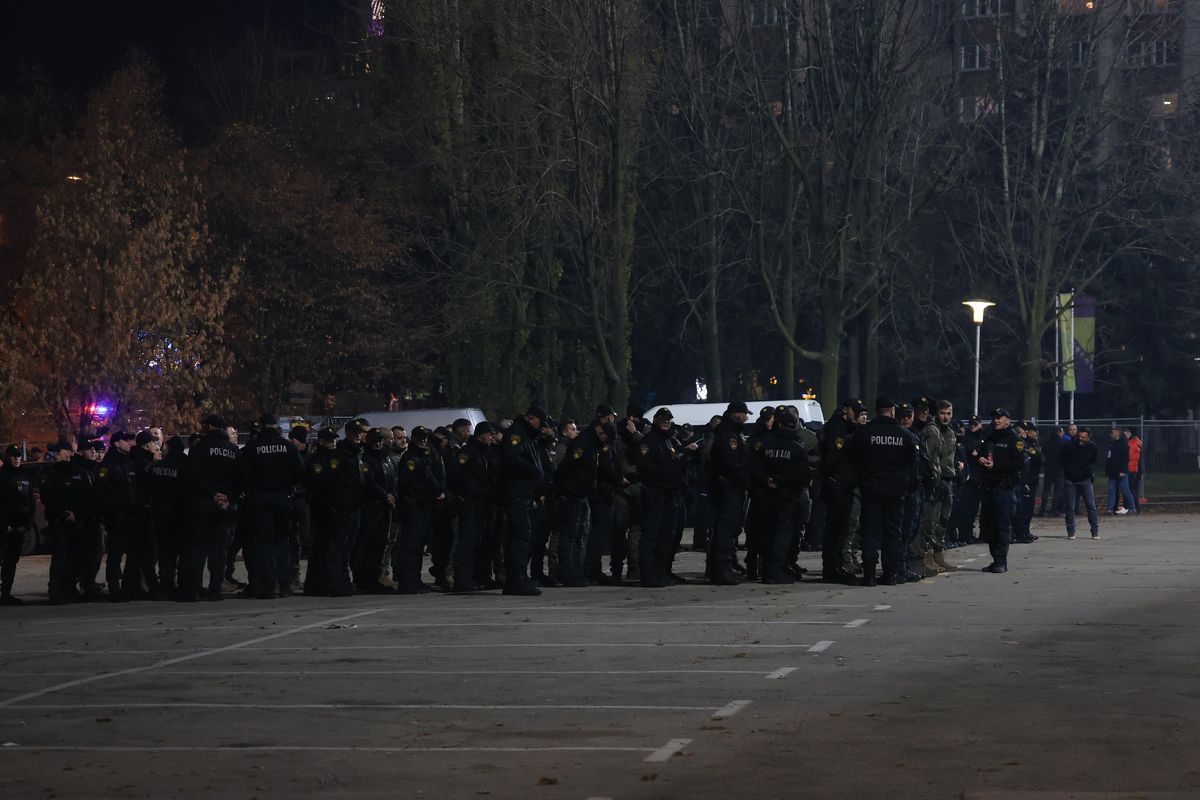 Măsuri de securitate nemaivăzute pentru Bosnia - România » Imaginile surprinse de reporterii GSP: soldații, instrucție în fața stadionului