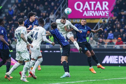 Spaniolul Mario Gila a avut cea mai mare ocazie de gol a lui Lazio, nimerind transversala cu o lovitură de cap în meciul Inter - Lazio 2-0 / Foto: Imago
