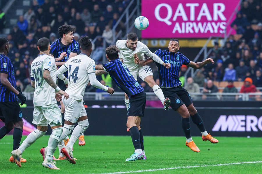 Spaniolul Mario Gila a avut cea mai mare ocazie de gol a lui Lazio, nimerind transversala cu o lovitură de cap în meciul Inter - Lazio 2-0 / Foto: Imago Lista lui Cristi Chivu pentru transferul unui stoper