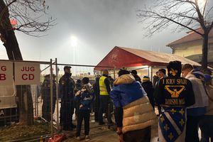 Bișnițarii roiesc la stadion! Cât costă un bilet, cu două ore înainte de Bosnia - România