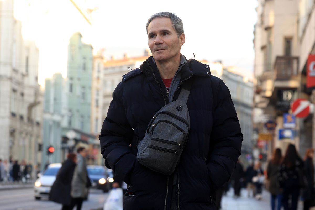 Românul care a ajuns o legendă în Sarajevo, după ce dormea în vestiarul teatrului din Cluj: „Aici plătesc doar 30 de euro chirie!”