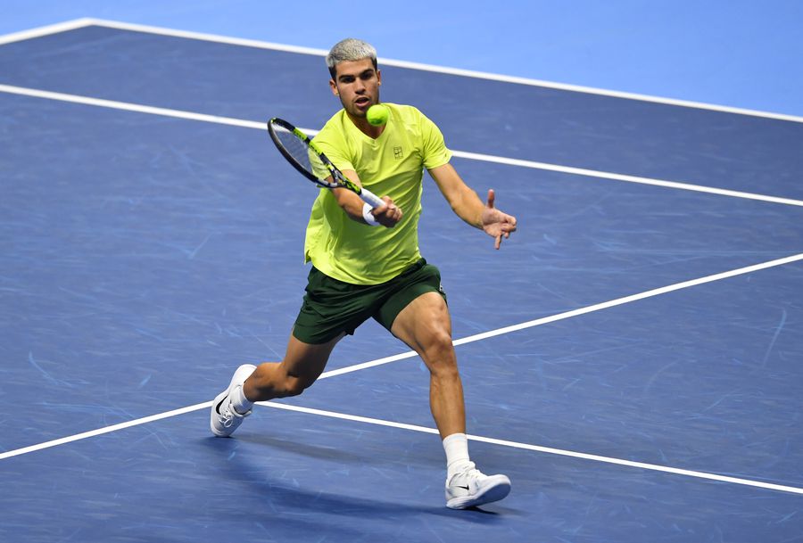 Carlos Alcaraz înaintând spre fileu FOTO Guliver/GettyImages Carlos Alcaraz, interviu spectaculos în El Pais: „Talentul ajută, dar munca este cea care contează mai mult”