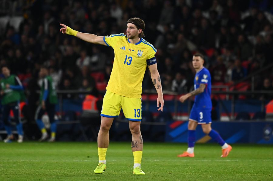 Fotbalistul promovat de Lucescu a stârnit furie pentru că a salutat un coleg: „Cum să dai mâna cu dușmanul?!”