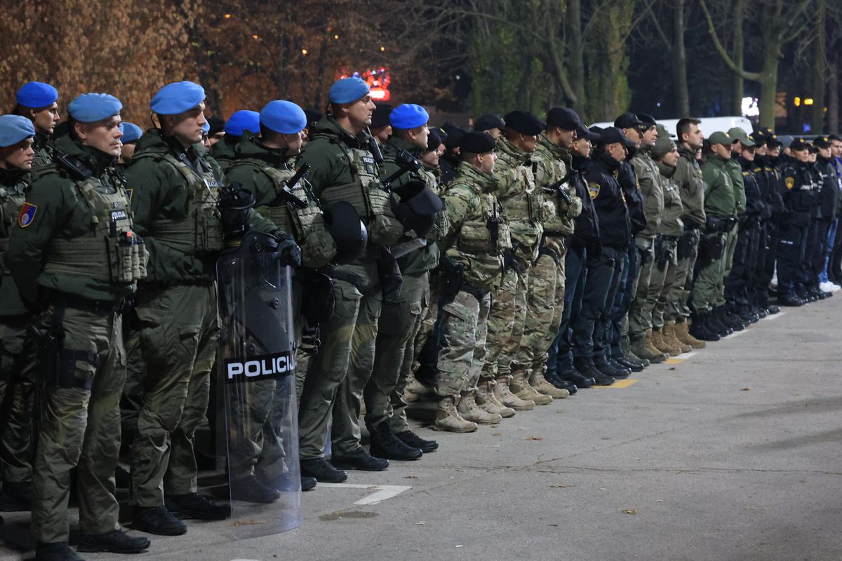 Măsuri de securitate nemaivăzute pentru Bosnia - România » Imaginile surprinse de reporterii GSP: soldații, instrucție în fața stadionului