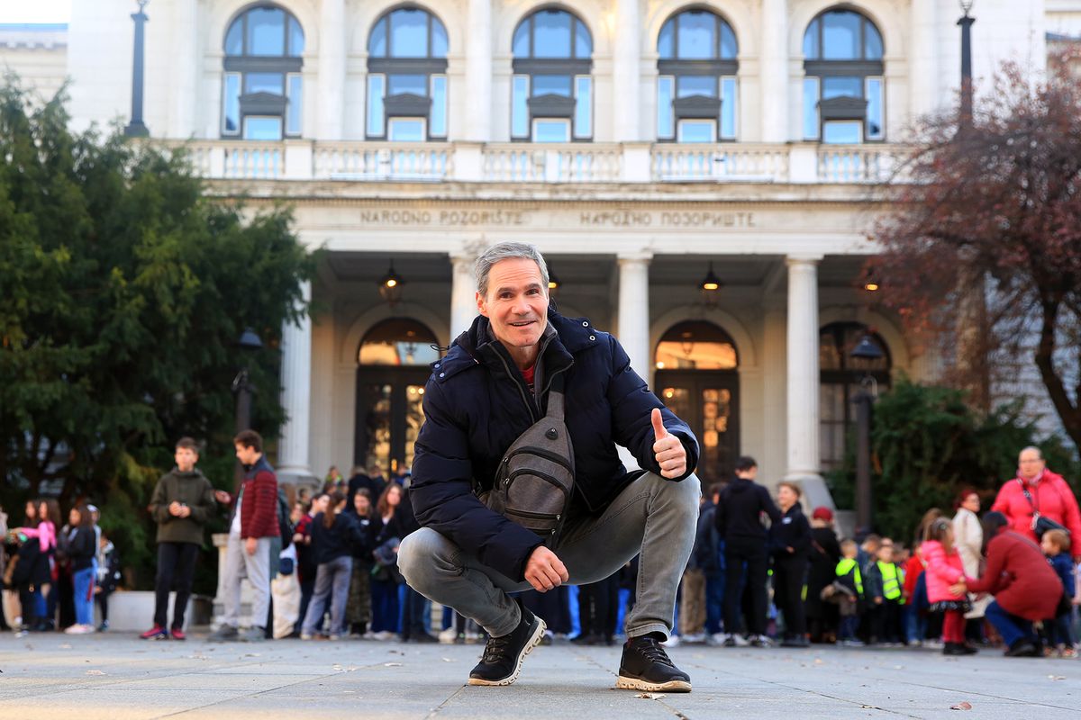 Românul care a ajuns o legendă în Sarajevo, după ce dormea în vestiarul teatrului din Cluj: „Aici plătesc doar 30 de euro chirie!”