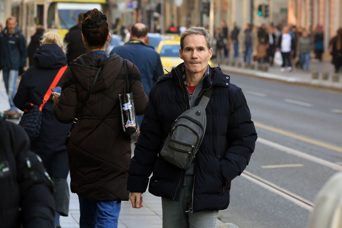 Românul care a ajuns o legendă în Sarajevo, după ce dormea în vestiarul teatrului din Cluj: „Aici plătesc doar 30 de euro chirie!”