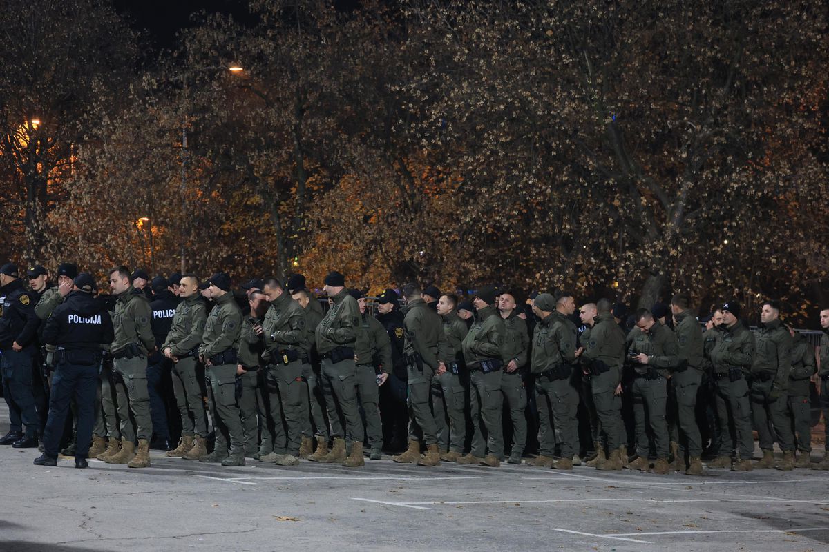 Măsuri de securitate nemaivăzute pentru Bosnia - România » Imaginile surprinse de reporterii GSP: soldații, instrucție în fața stadionului