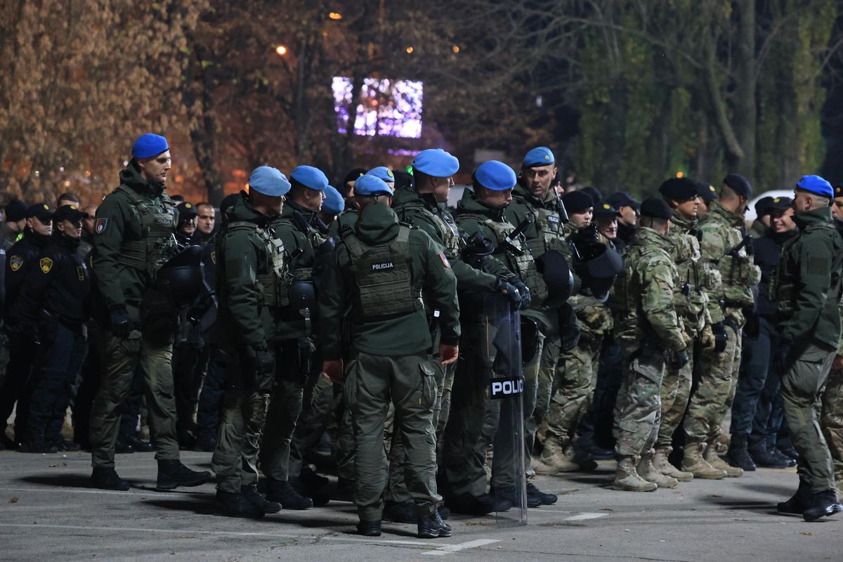 Bișnițarii roiesc la stadion! Cât costă un bilet, cu două ore înainte de Bosnia - România