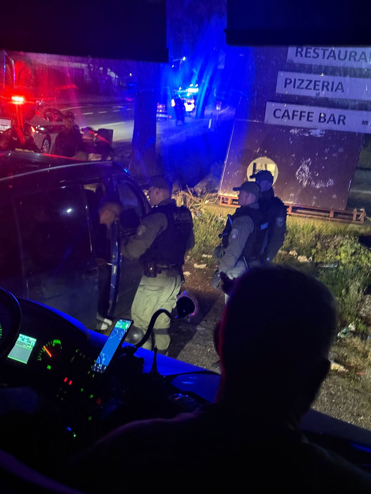 Peste 500 de fani români acuză că sunt BLOCAȚI de autoritățile din Bosnia: „Ne-au dat jos din autocare, nu ne-au lăsat la meci!”