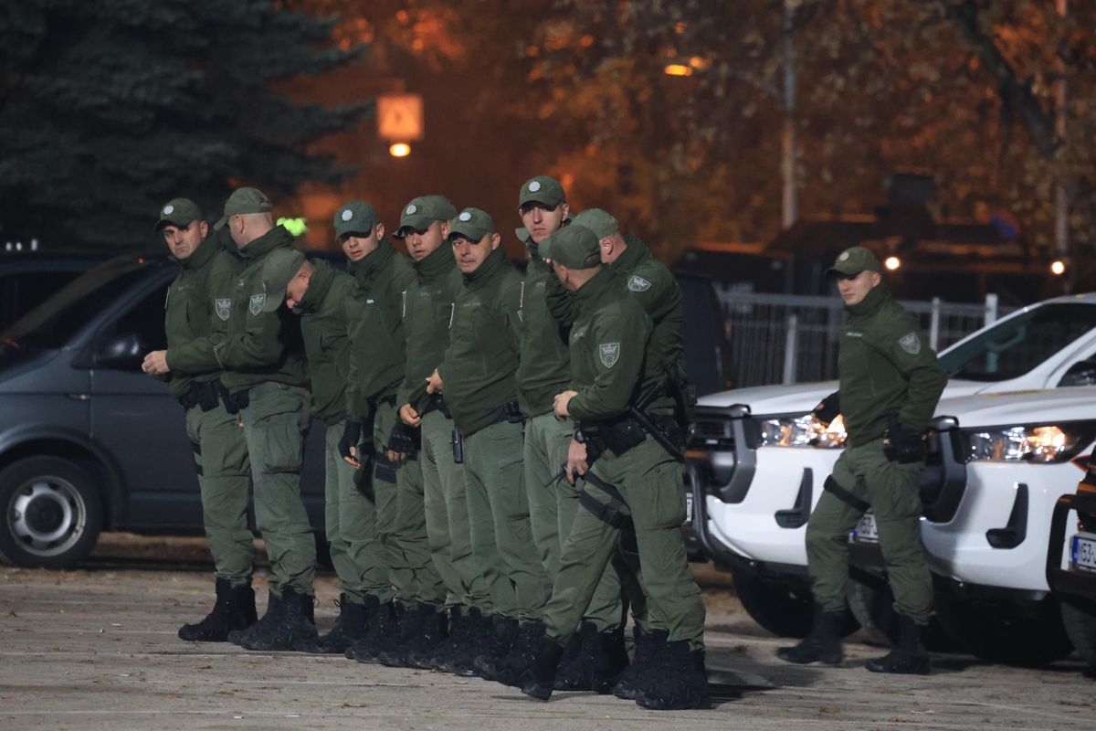 Măsuri de securitate nemaivăzute pentru Bosnia - România » Imaginile surprinse de reporterii GSP: soldații, instrucție în fața stadionului