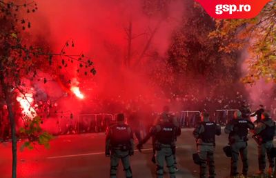 Imagini revoltătoare la Zenica » Sub ochii Poliției, ultrașii bosniaci au afișat imagini cu români care cerșesc, vând fier sau fură