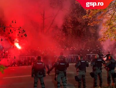 Imagini scandaloase la Zenica » Sub ochii Poliției, ultrașii bosniaci au afișat imagini cu români care cerșesc, vând fier sau fură