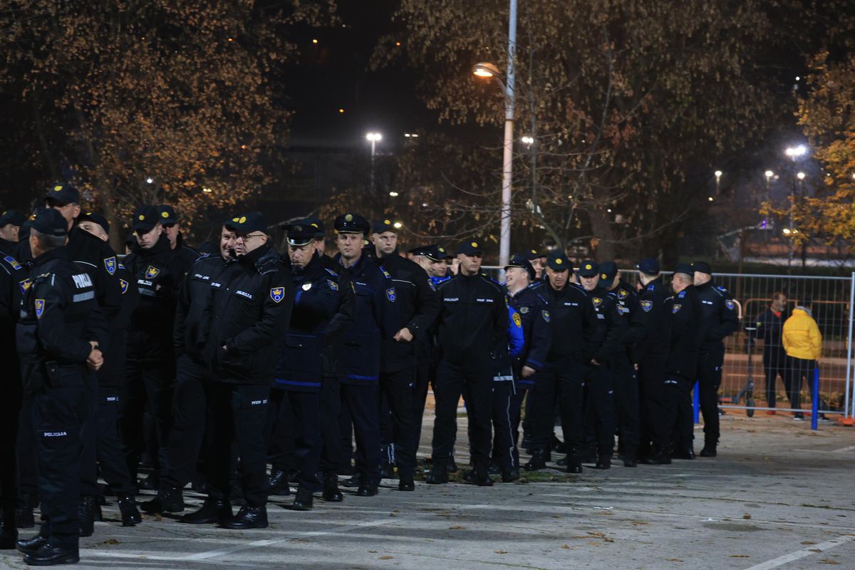 Măsuri de securitate nemaivăzute pentru Bosnia - România » Imaginile surprinse de reporterii GSP: soldații, instrucție în fața stadionului