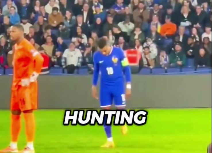 Kylian Mbappe deteriorează intenționat punctul de la 11 metri pentru a-l „ajuta” pe executantul penalty-ului să execute prost / Foto: Facebook footballfun