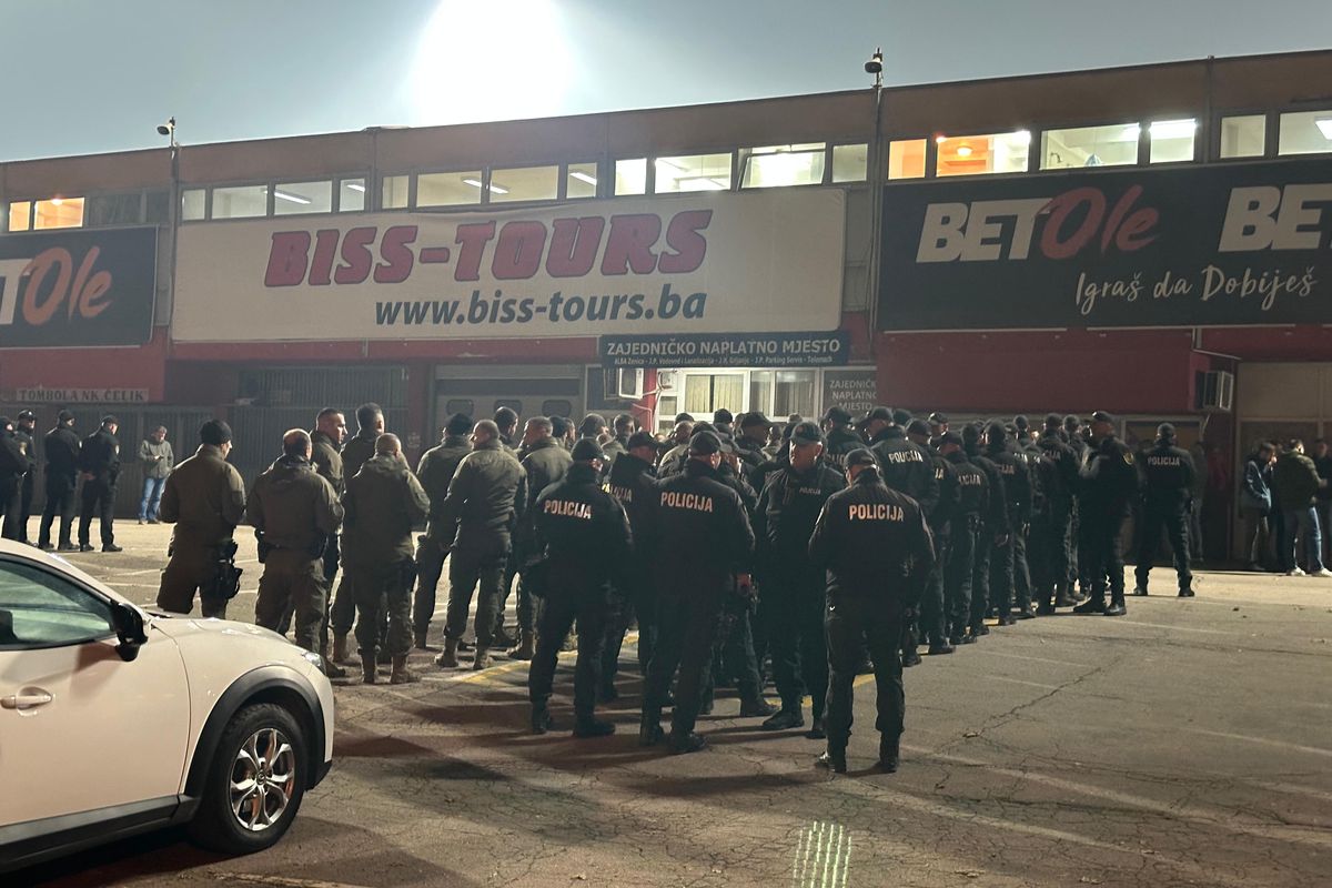 Măsuri de securitate nemaivăzute pentru Bosnia - România » Imaginile surprinse de reporterii GSP: soldații, instrucție în fața stadionului