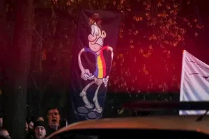 Imagini revoltătoare la Zenica » Sub ochii Poliției, ultrașii bosniaci au afișat imagini cu români care cerșesc, vând fier sau fură