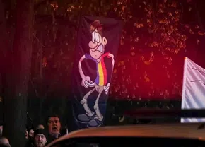 foto: GSP | Imagini revolt?toare la Zenica » Sub ochii Poli?iei, ultra?ii bosniaci au afi?at imagini cu romani care cer?esc, (…)