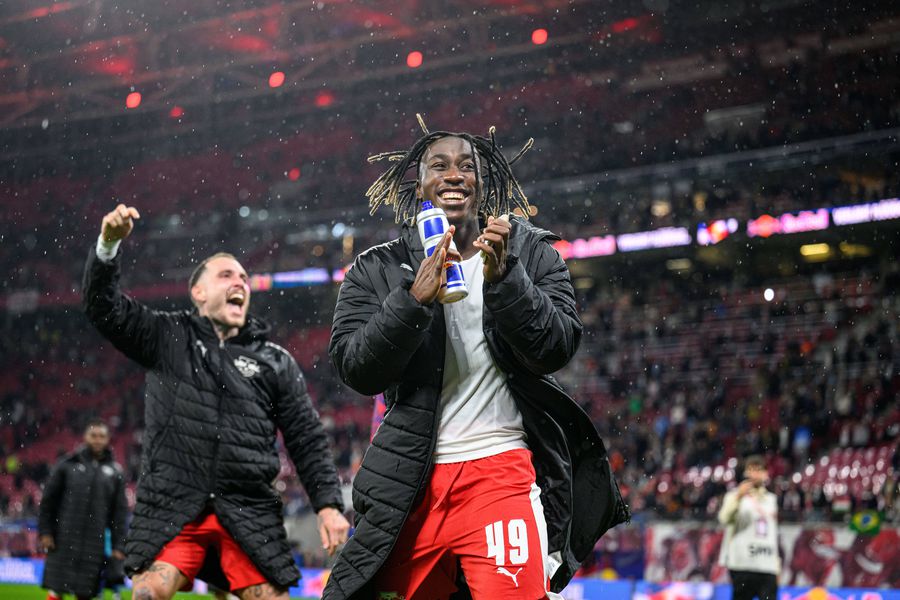 Cluburi de top se luptă pentru adolescentul de 100 de milioane € comparat cu Mbappe