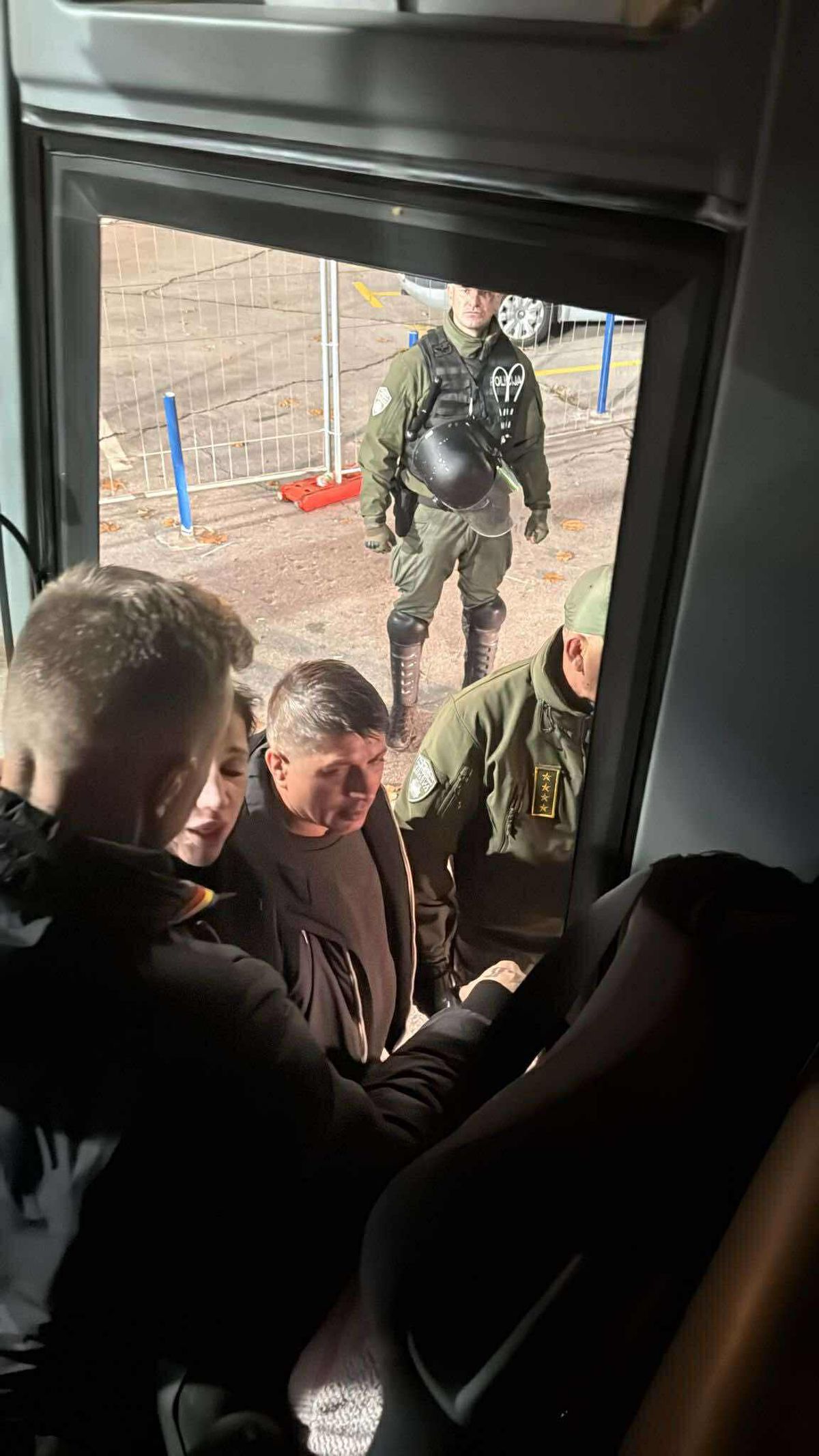 Peste 500 de fani români acuză că sunt BLOCAȚI de autoritățile din Bosnia: „Ne-au dat jos din autocare, nu ne-au lăsat la meci!”