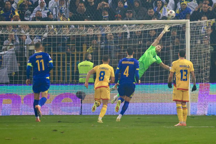 Ionuț Radu, intervenție fantastică în Bosnia - România/ FOTO Ionuț Iordache (GSP)