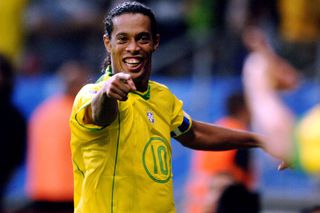 Continuă scandalul înaintea sosirii lui Ronaldinho în România: „Există riscul unui eșec major” » Drept la replică: explicațiile DM Global Way
