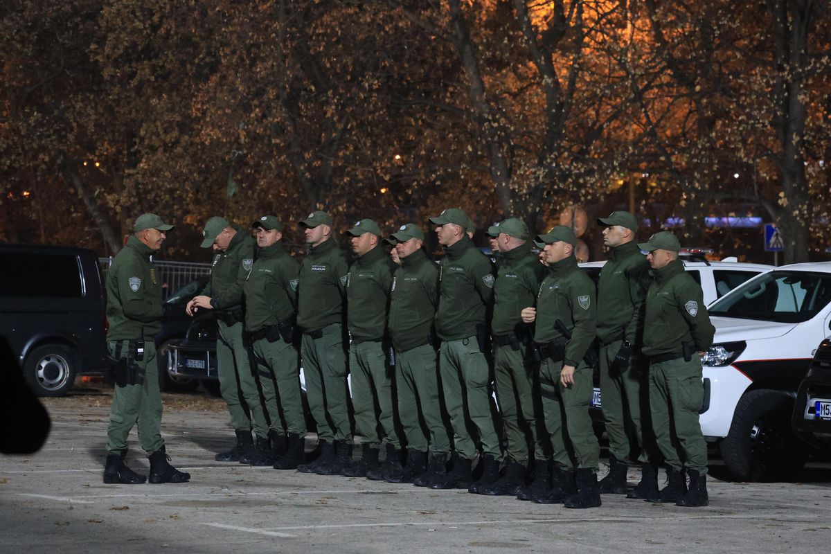 Măsuri de securitate nemaivăzute pentru Bosnia - România » Imaginile surprinse de reporterii GSP: soldații, instrucție în fața stadionului